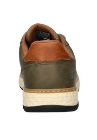 Sneaker marrone e verde oliva con suola in gomma testurizzata, tallone rinforzato e dettagli cuciti. Presenta una finitura in pelle liscia.