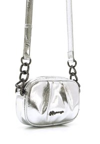 Borsa a tracolla in metallo argentato con superficie testurizzata, chiusura a zip e elegante tracolla a catena. Presenta un logo discreto sul davanti.