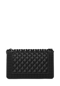 Borsa a tracolla nera trapuntata con superficie texturizzata e borchie a piramide. Presenta una tracolla intrecciata e una forma rettangolare.
