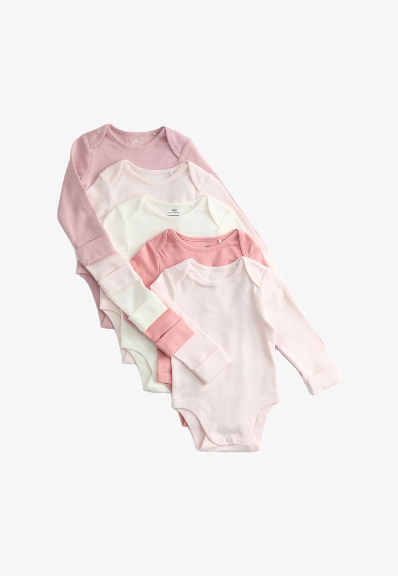 Cinco bodies de bebé de manga larga en diferentes tonalidades de rosa y blanco, con cuellos redondos y cierres de presión en la parte inferior.