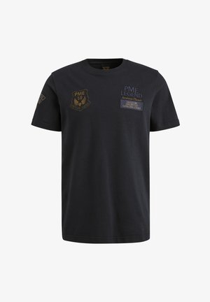 Zwarte katoenen t-shirt met korte mouwen, voorzien van geborduurde patches in goud en blauw, inclusief tekst en insigne op de voorkant.