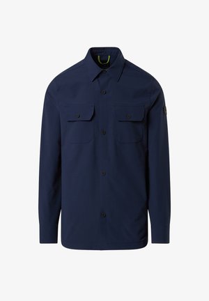 Chemise bleu marine boutonnée en tissu léger, avec deux poches poitrine, des boutons noirs et un patch de marque sur la manche.
