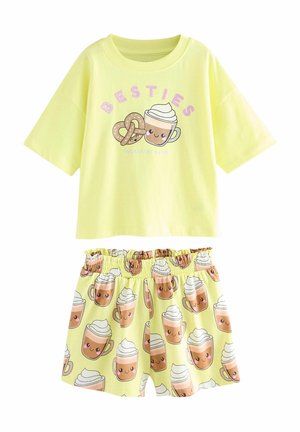 Gul bomull T-shirt med kort ärm, "BESTIES"-text och frukosttematiska grafiker; matchande shorts med pastellfärgad drycktryck och elastisk midja.