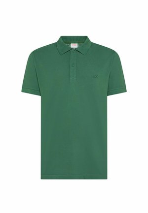Polo verde a maniche corte con patta a due bottoni, colletto e piccolo logo ricamato sul petto sinistro.