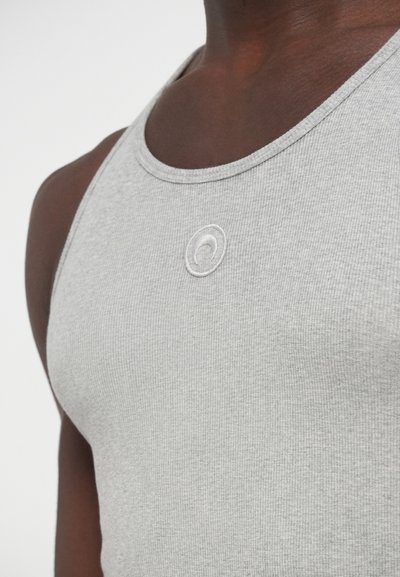 Sivé rebrované tielko s okrúhlym výstrihom, s malým vyšívaným logom uprostred. Bavlnený materiál, priliehavý strih.