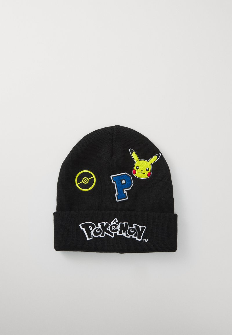 Svart strikket lue med broderte Pokémon-merker: en gul Poké Ball, en blå 'P', og Pikachu. "Pokémon"-logoen er sydd på oppbrettkanten.