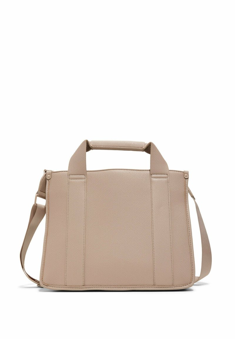Beige texturerad handväska med två korta handtag, justerbar axelrem och vertikala sömnadsdetaljer. Har en platt rektangulär form.