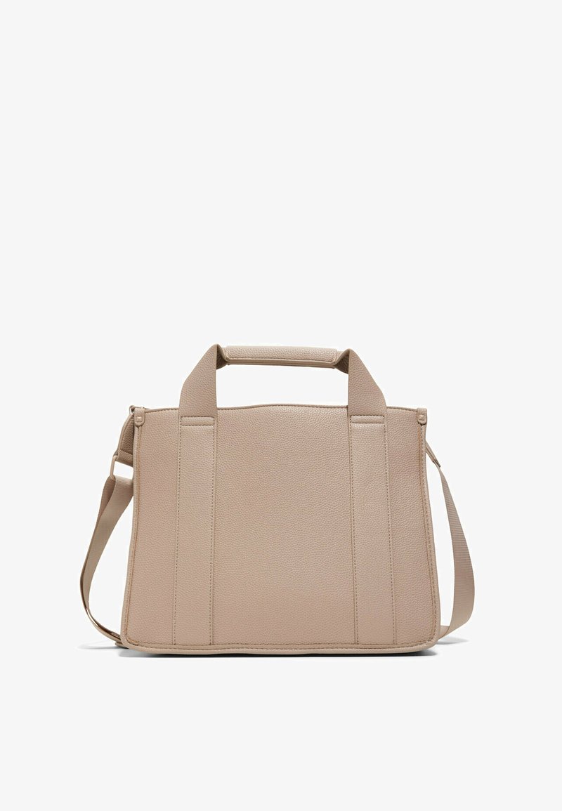 Borsa a tracolla beige texturizzata con due manici corti, tracolla regolabile e dettagli di cucitura verticale. Presenta una forma rettangolare piatta.