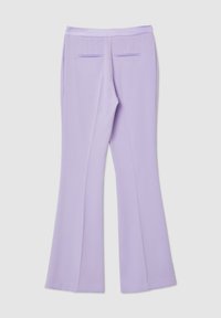 Lila Schlaghosen mit glatter Textur, ausgestattet mit zwei Gesäßtaschen und einem taillierten Bund. Der maßgeschneiderte Schnitt betont die Form.