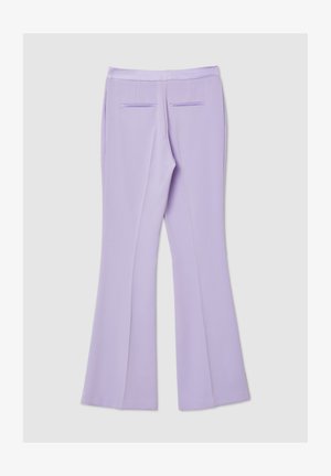Lila Schlaghosen mit glatter Textur, ausgestattet mit zwei Gesäßtaschen und einem taillierten Bund. Der maßgeschneiderte Schnitt betont die Form.