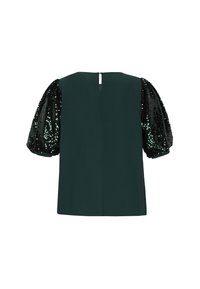 Top verde scuro con retro arrotondato, caratterizzato da maniche a sbuffo in paillettes nere. Include un'apertura a chiave sul collo. Tessuto morbido.
