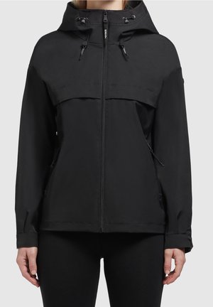 Czarna kurtka z kapturem, zamkiem z przodu, regulowanymi sznurkami przy kapturze, długimi rękawami zakończonymi ściągaczami oraz zasuwanymi bocznymi kieszeniami.