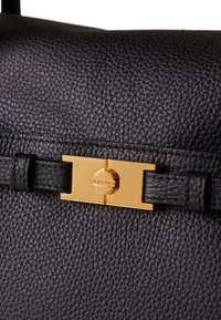 Schwarze Lederhandtasche mit strukturiertem Finish, einem rechteckigen Goldverschluss und einem schlanken Riemen. Detaillierte Sticherei in der Nähe des Verschlusses.