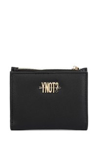 Portafoglio in pelle nera con logo "YNOT?" in tono oro, chiusura a zip, forma rettangolare e superficie texturizzata. Design minimalista senza motivi.