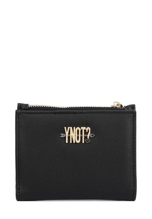 Portafoglio in pelle nera con logo "YNOT?" in tono oro, chiusura a zip, forma rettangolare e superficie texturizzata. Design minimalista senza motivi.