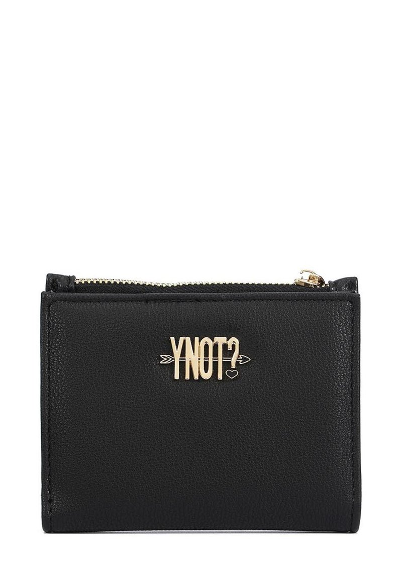 Portafoglio in pelle nera con logo "YNOT?" in tono oro, chiusura a zip, forma rettangolare e superficie texturizzata. Design minimalista senza motivi.