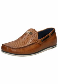 Scarpa da barca in pelle marrone con design perforato, texture liscia, accenti neri a contrasto e suola in gomma bianca. Logo visibile sulla tomaia.
