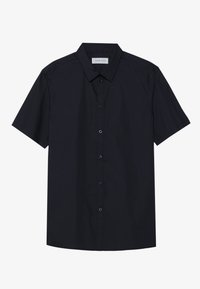 Camisa de manga corta negra con botones y cuello, que presenta una textura suave y un sutil brillo. Seis botones en la parte delantera.