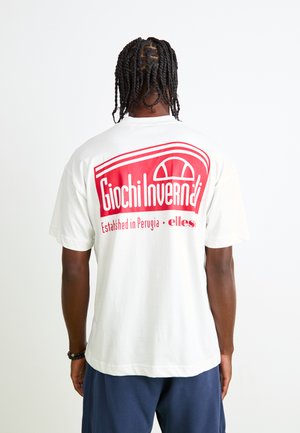 T-shirt bianca in cotone con una grande grafica rossa sul retro che recita "Giochi Invernali", con linee curve e un accento circolare.