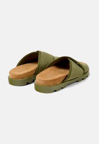 Infradito verde oliva con fasce incrociate in tessuto, soletta in morbido suede e suola in gomma spessa con scanalature per la trazione.