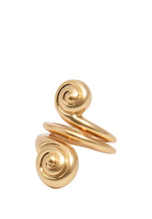 Anillo en espiral de color dorado con dos extremos en forma de remolino redondeado, diseño abierto ajustable, superficie metálica pulida y brillante.