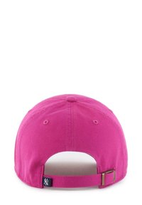 Rosa Baseballkappe mit einem verstellbaren Riemen hinten, ausgestattet mit Belüftungsöffnungen und einem kleinen dunklen Logo-Tag an der Seite.