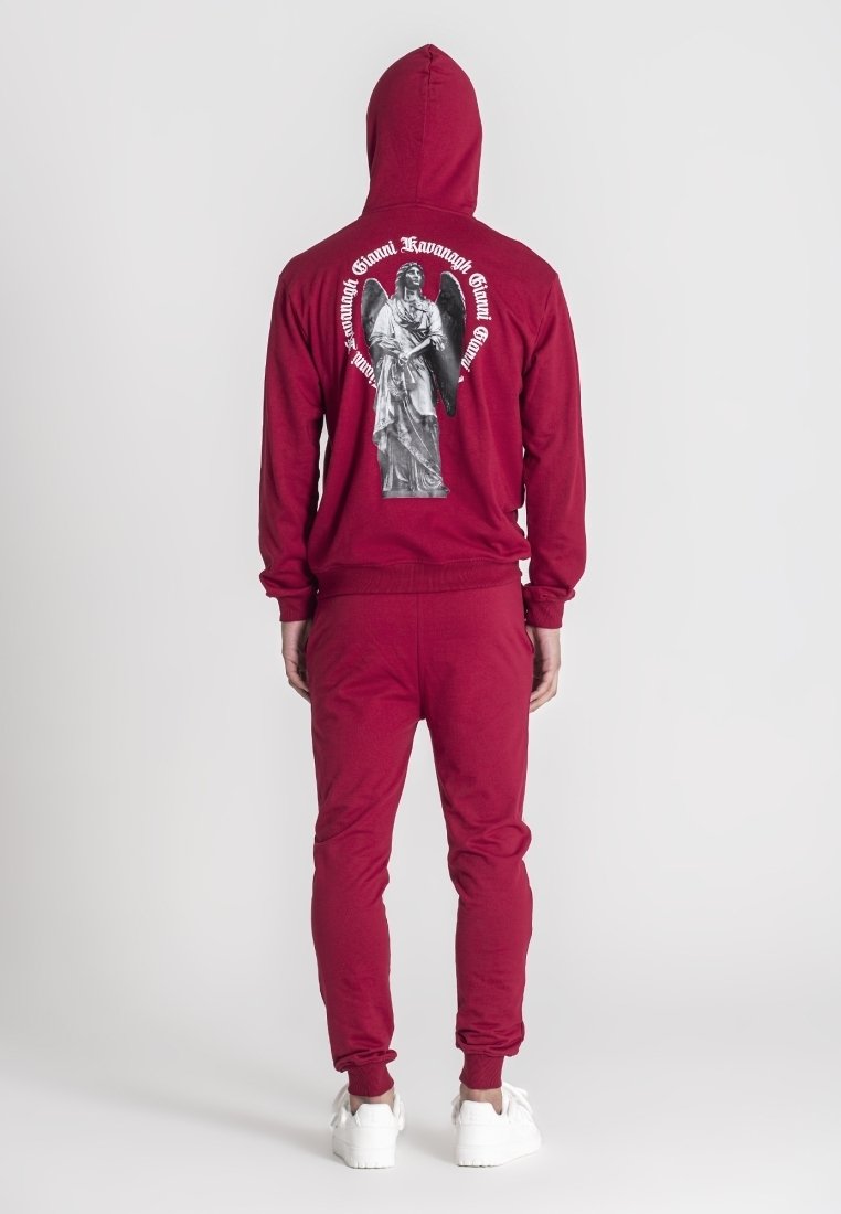 Bordový mikinový a teplákový set, s veľkým grafickým zobrazením anjela na chrbte, obklopeným bielym textom. Materiál vyzerá mäkko a štruktúrovane.