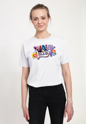Hvid bomulds t-shirt med et farverigt graphic, der siger "SHARE Love" med en tegneserie-bjørn og hjerte-detaljer. Korte ærmer, rund hals.