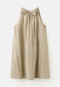 Ärmlös beige klänning med en glänsande yta, som har en rosett på baksidan och veckad design, vilket skapar en flödande silhuett.