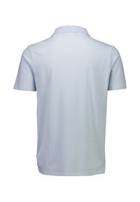 Jasnoniebieska koszulka polo z krótkim rękawem, klasycznym kołnierzem, miękkim bawełnianym materiałem i gładką fakturą z prostym dołem.