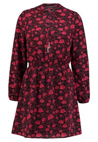 Robe florale avec un fond noir, ornée de fleurs rouges, à manches longues, avec une taille cintrée et un décolleté boutonné avec des détails d'accent.