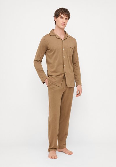 Braunes Pyjama-Set aus weichem Stoff, bestehend aus einem Knopfhemd mit einer Tasche und passenden geraden Hosen. Glatte, strukturierte Oberfläche.