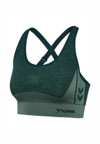 Ciemnozielony stanik sportowy z teksturowanym wzorem, krzyżowymi ramiączkami oraz kontrastowym pasem z logo i wzorem chevron po boku.
