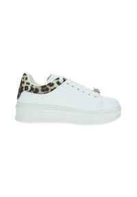 Zapatilla de cuero blanca con un acento de estampado de leopardo en el talón, puntera redonda, cierre de cordones y una suela blanca gruesa.
