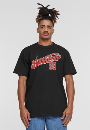 Camiseta negra de algodón con "Rocawear 99" en letras gruesas rojas y blancas, cuello redondo y corte relajado.