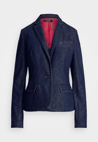 Denim blazer v temno modri barvi z rdečim podloženim notranjim delom. Ima en sam sprednji gumb, dva sprednja žepa in ostre reverje.