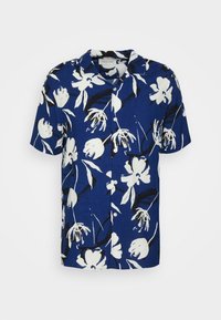 Lyhythihainen paita sinisestä kankaasta, jossa on valkoisia ja mustia kukkakuvioita, nappikiinnitys ja klassinen kauluskdesign.