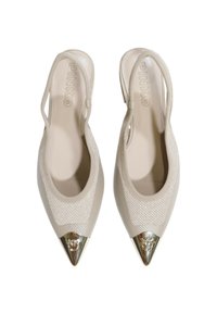 Scarpe slingback beige con tomaia in maglia testurizzata e punta metallica a forma appuntita, caratterizzate da un accento decorativo. Superficie interna liscia.