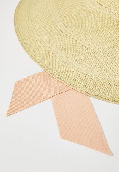 Stroh-Sonnenhut in hellem Beige mit strukturierter Webart, versehen mit einem leicht rosa gerippten Bandakzent. Die Form ist breitkrempig.