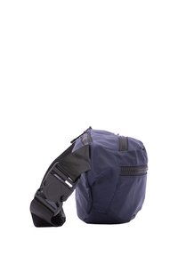 Borsa in nylon blu navy con superficie testurizzata, dotata di compartimento con zip, tracolla nera regolabile e fibbia in plastica. Design compatto e funzionale.