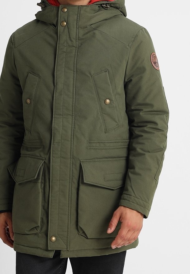 Parka verde con capucha, botones a presión en el frente, dos bolsillos en el pecho y dos bolsillos inferiores con solapas, que presenta una tela texturizada.