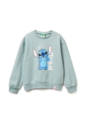 Lichtblauw sweatshirt van katoen, met een cartoonfiguur met grote oren en harten, naast het woord "Stitch" in het wit gedrukt.