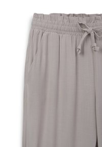 Pantaloni larghi grigi chiari con vita elasticizzata, cordoncino regolabile e tasca laterale a sinistra.