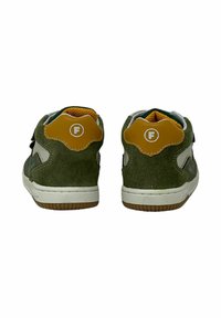 Sneaker high-top in suede verde con suola bianca, dettagli gialli sul tallone e cinturini a strappo per la chiusura.