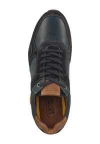 Heren sneaker in donker marineblauw leer en suede, met bruine accenten, ronde neus, vetersluiting en logo op de binnenzool.