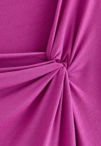 Fuchsialfärgat tyg med mjuk textur, som har en vriden design och draperande element som skapar subtila veck och djup.