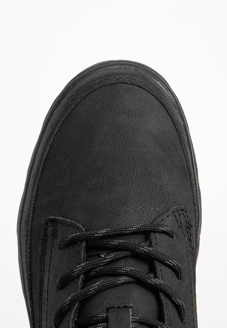 Czarne sneakersy z gładką, textured cholewką, sznurowanym zapięciem oraz zaokrąglonym nosem i wzmocnioną gumową podeszwą.
