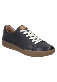 Sneaker in pelle nera con lacci bianchi, suola in gomma marrone scuro testurizzata e un accento beige sul tallone. Finitura liscia e design minimalista.