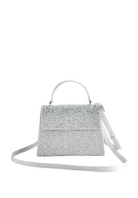 Zilveren handtas bedekt met reflecterende strass-steentjes, met een gestructureerde vorm, een handvat bovenop en een afneembare witte schouderriem.