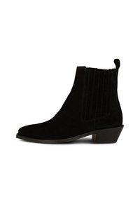 Botas de ante negras hasta el tobillo con punta afilada, paneles laterales elásticos y un tacón bajo y apilado. La textura es suave con detalles de costura vertical.